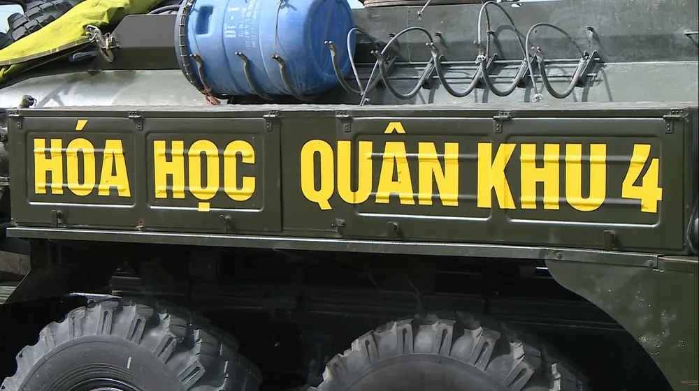 Quân khu 4 điều động lực lượng phun khử khuẩn vùng dịch ở huyện Thạch Hà, Hà Tĩnh ảnh 26