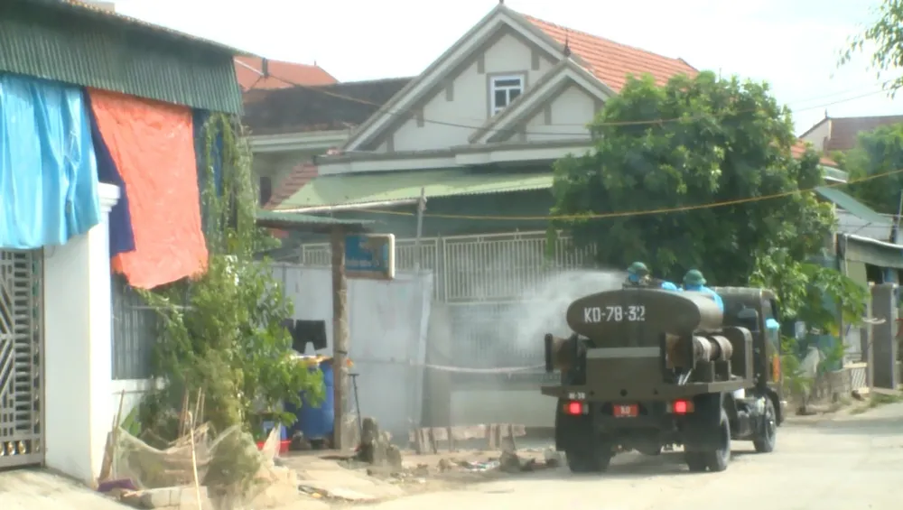 Quân khu 4 điều động lực lượng phun khử khuẩn vùng dịch ở huyện Thạch Hà, Hà Tĩnh ảnh 20