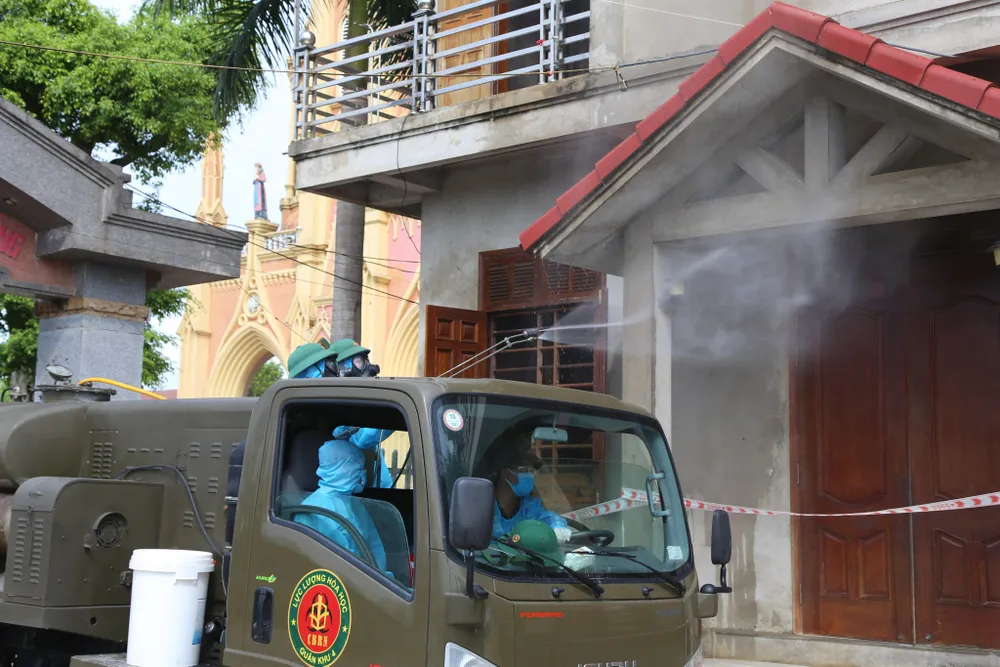 Quân khu 4 điều động lực lượng phun khử khuẩn vùng dịch ở huyện Thạch Hà, Hà Tĩnh ảnh 14