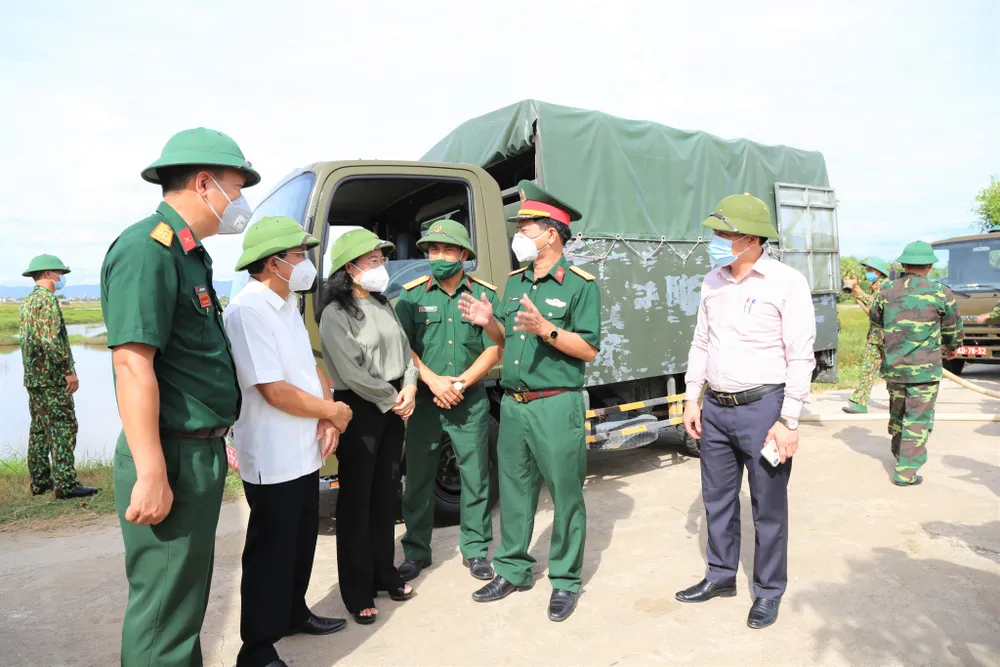 Quân khu 4 điều động lực lượng phun khử khuẩn vùng dịch ở huyện Thạch Hà, Hà Tĩnh ảnh 3
