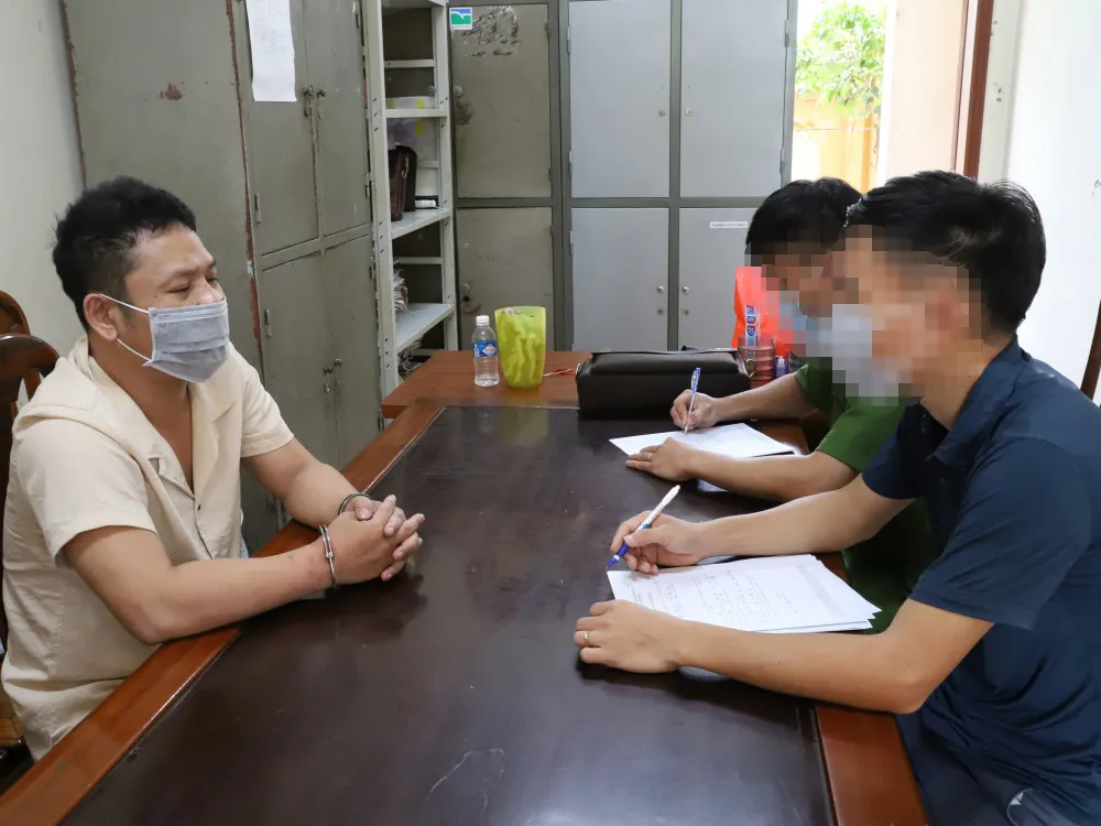 Bắt giữ đối tượng mua bán, tàng trữ 1kg ma túy đá, 2.000 viên ma túy tổng hợp ảnh 2