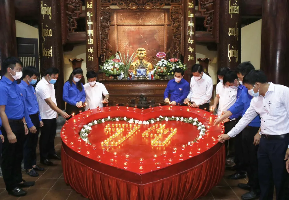 Các đại biểu thắp nến tri ân Anh hùng liệt sĩ Lý Tự Trọng