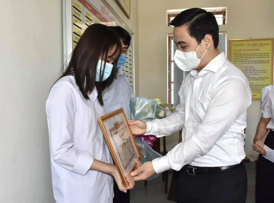 Bí thư Tỉnh đoàn Hà Tĩnh Lê Thành Đông trao bằng khen cho em Võ Thị Kim Anh