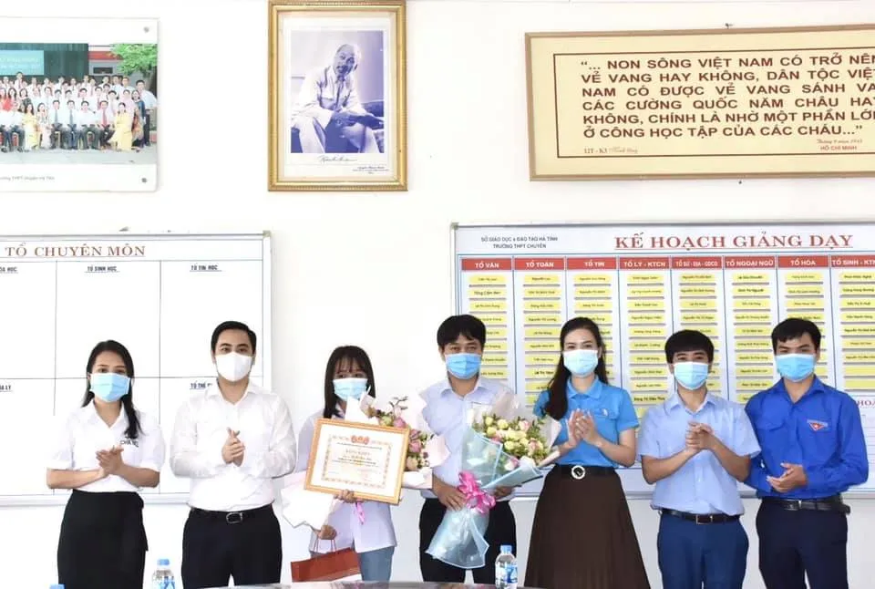 Hà Tĩnh: Tặng bằng khen cho nữ sinh giành 3 điểm 10 khối B ảnh 1