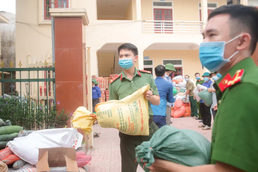 Người dân miền núi Hà Tĩnh tiếp tục quyên góp gần 120 tấn hàng hóa ủng hộ TPHCM và các tỉnh phía Nam ảnh 7