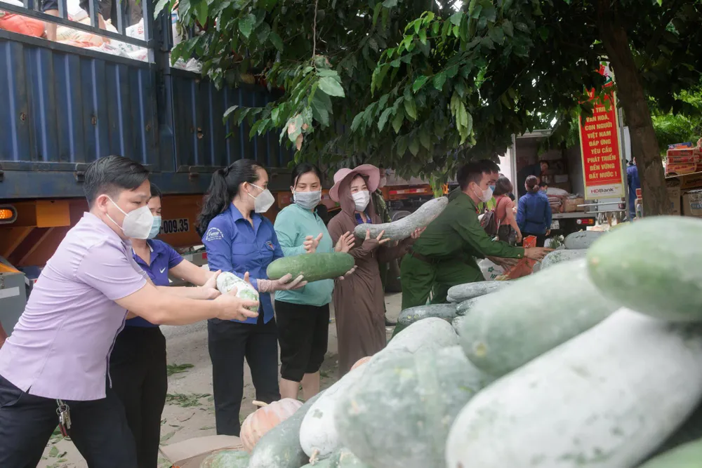 Người dân miền núi Hà Tĩnh tiếp tục quyên góp gần 120 tấn hàng hóa ủng hộ TPHCM và các tỉnh phía Nam ảnh 3