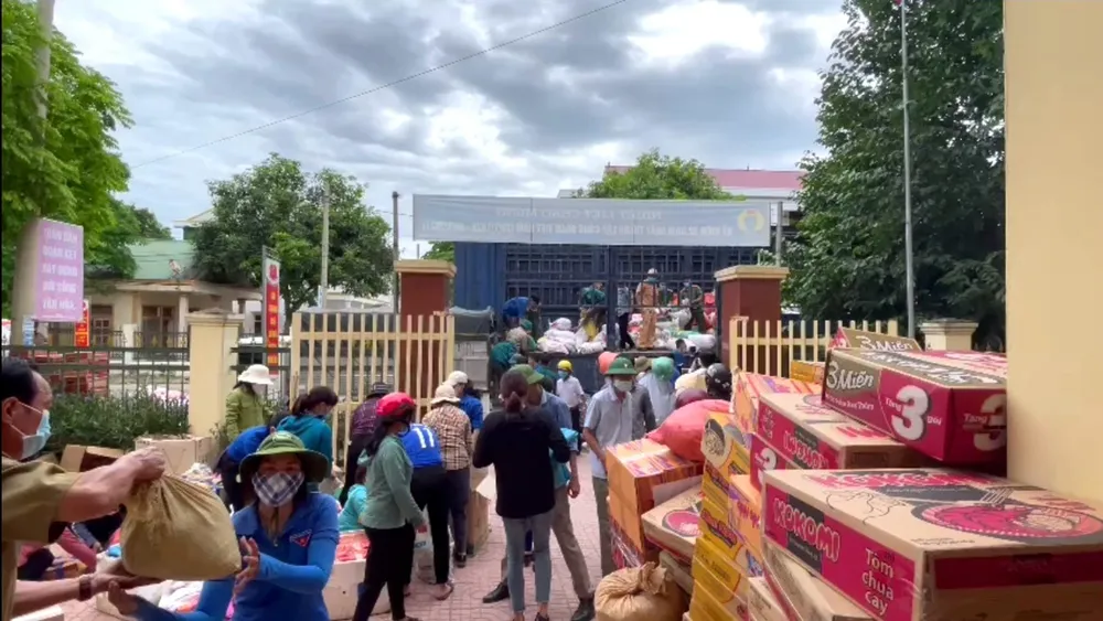 Người dân miền núi Hà Tĩnh tiếp tục quyên góp gần 120 tấn hàng hóa ủng hộ TPHCM và các tỉnh phía Nam ảnh 17