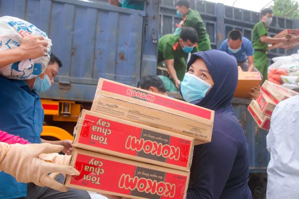 Người dân miền núi Hà Tĩnh tiếp tục quyên góp gần 120 tấn hàng hóa ủng hộ TPHCM và các tỉnh phía Nam ảnh 4