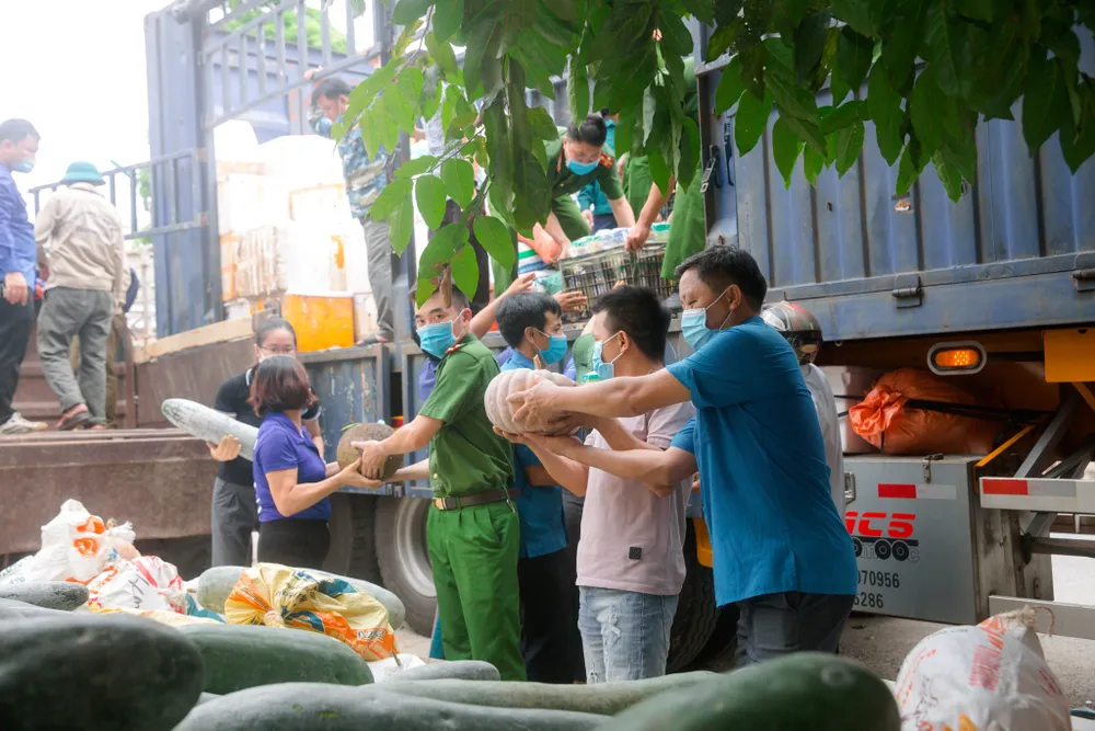 Người dân miền núi Hà Tĩnh tiếp tục quyên góp gần 120 tấn hàng hóa ủng hộ TPHCM và các tỉnh phía Nam ảnh 5