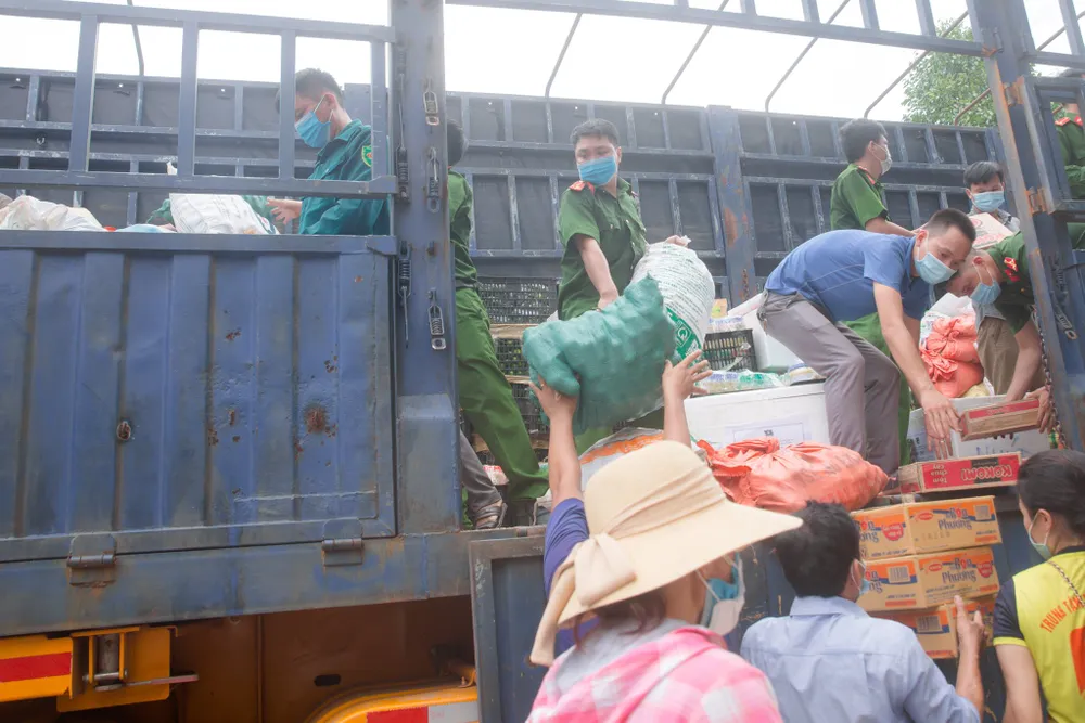 Người dân miền núi Hà Tĩnh tiếp tục quyên góp gần 120 tấn hàng hóa ủng hộ TPHCM và các tỉnh phía Nam ảnh 15