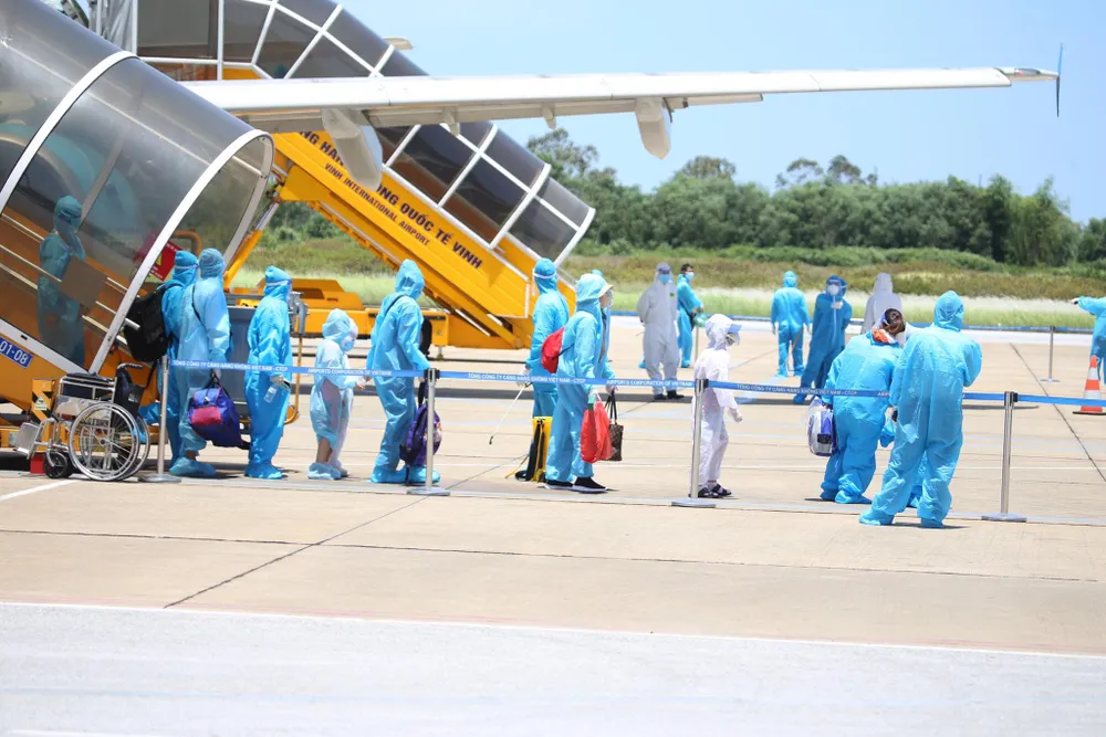 Hà Tĩnh đón gần 400 người dân từ TPHCM và các tỉnh phía Nam về quê bằng máy bay ảnh 2