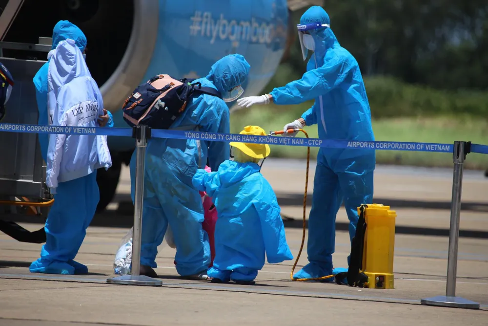 Hà Tĩnh đón gần 400 người dân từ TPHCM và các tỉnh phía Nam về quê bằng máy bay ảnh 4