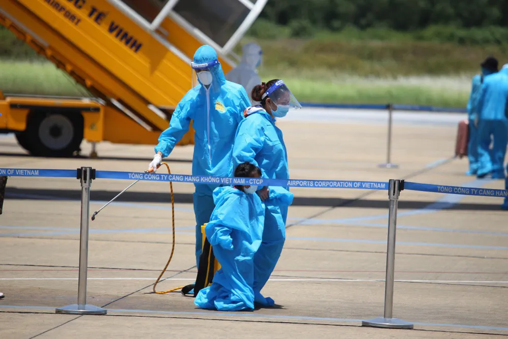 Hà Tĩnh đón gần 400 người dân từ TPHCM và các tỉnh phía Nam về quê bằng máy bay ảnh 5