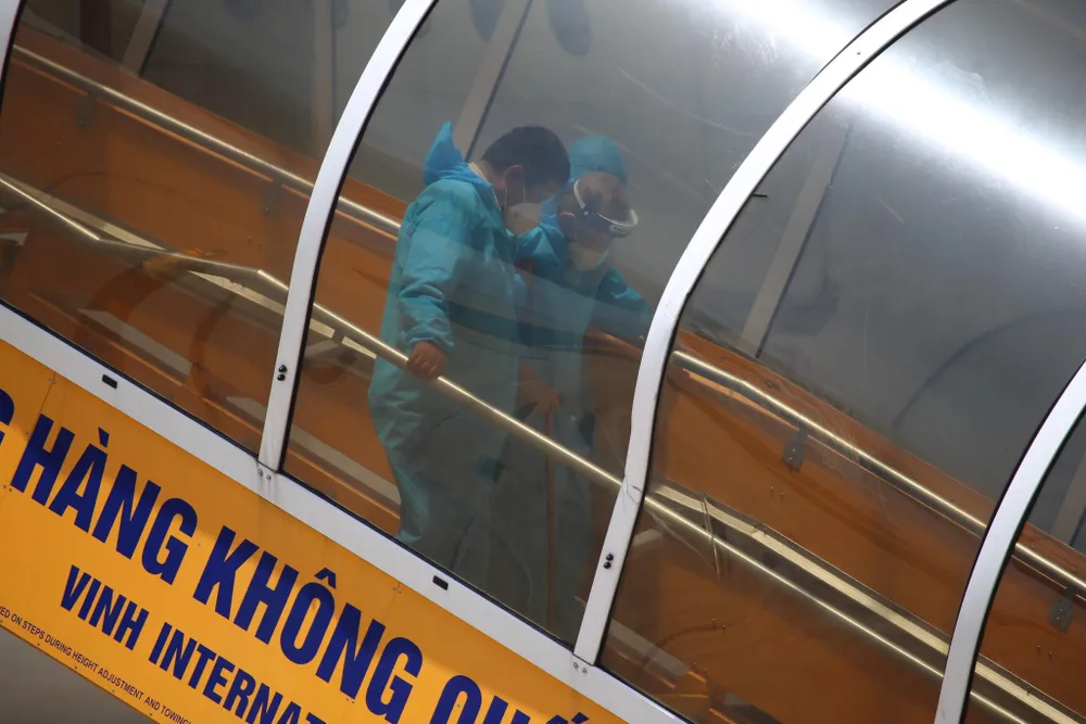 Hà Tĩnh đón gần 400 người dân từ TPHCM và các tỉnh phía Nam về quê bằng máy bay ảnh 3