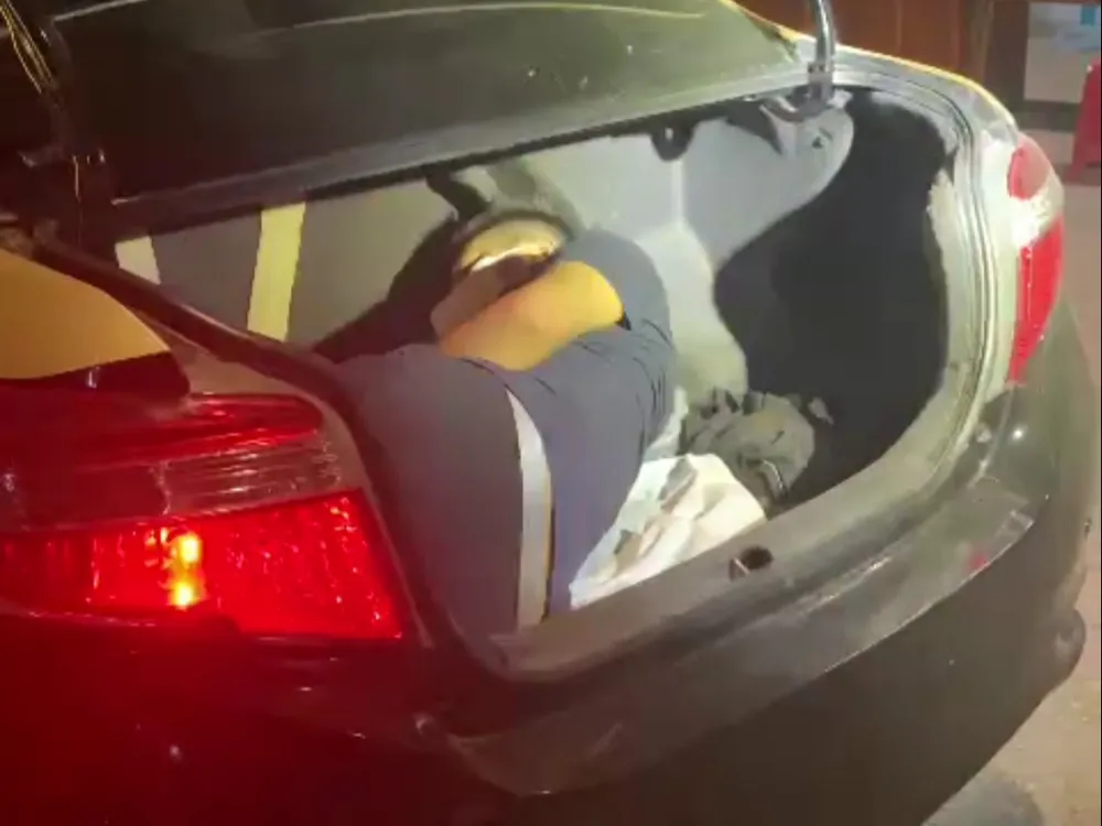 Hà Tĩnh: Phát hiện một người nước ngoài nằm trong cốp ô tô để qua chốt ảnh 1