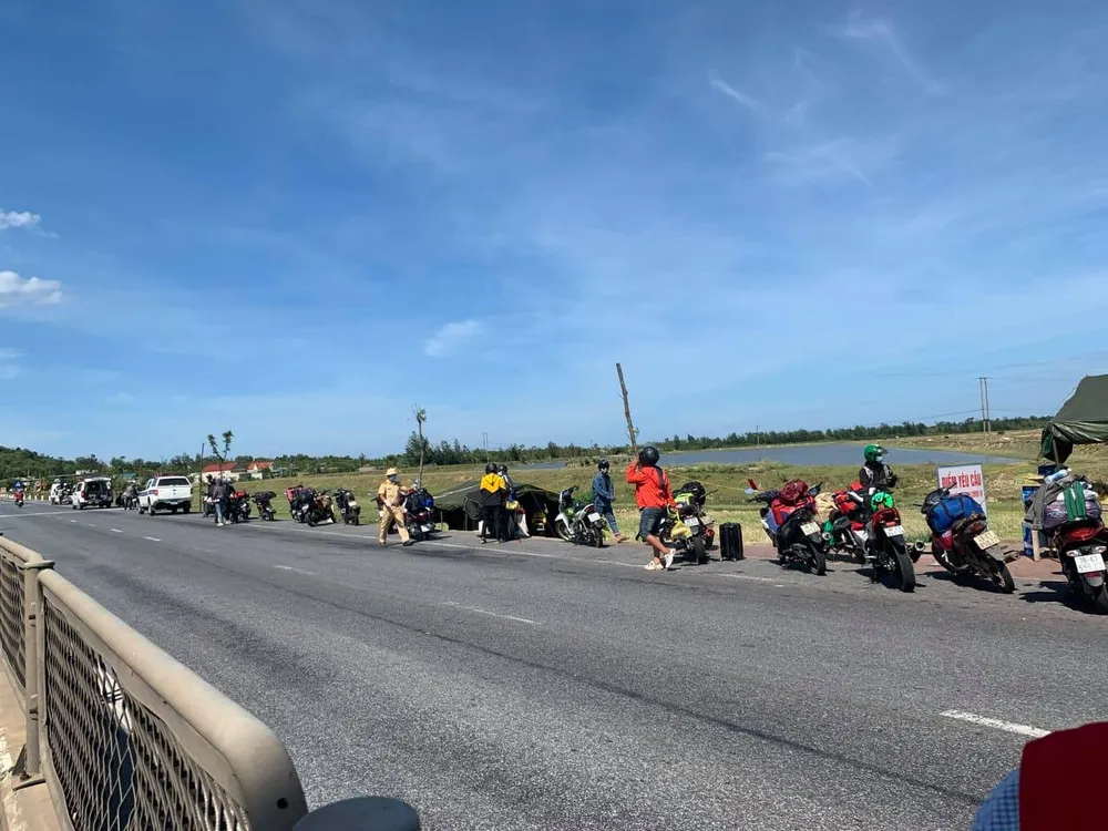 Người dân từ các tỉnh phía Nam đi phương tiện cá nhân về quê tại chốt kiểm soát phòng chống dịch trên Quốc lộ 1 (thị xã Kỳ Anh, tỉnh Hà Tĩnh)