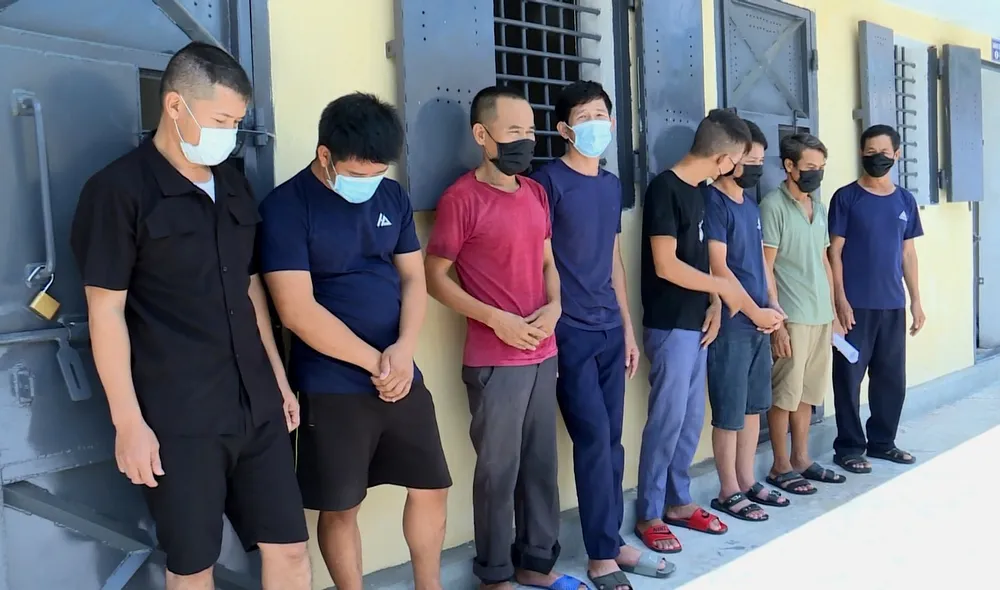 Bất chấp dịch bệnh phức tạp, 15 đối tượng vẫn tụ tập vào núi đánh bạc ảnh 1