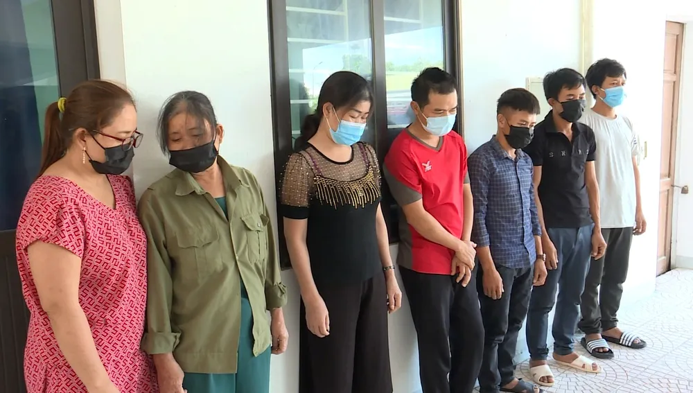 Bất chấp dịch bệnh phức tạp, 15 đối tượng vẫn tụ tập vào núi đánh bạc ảnh 2