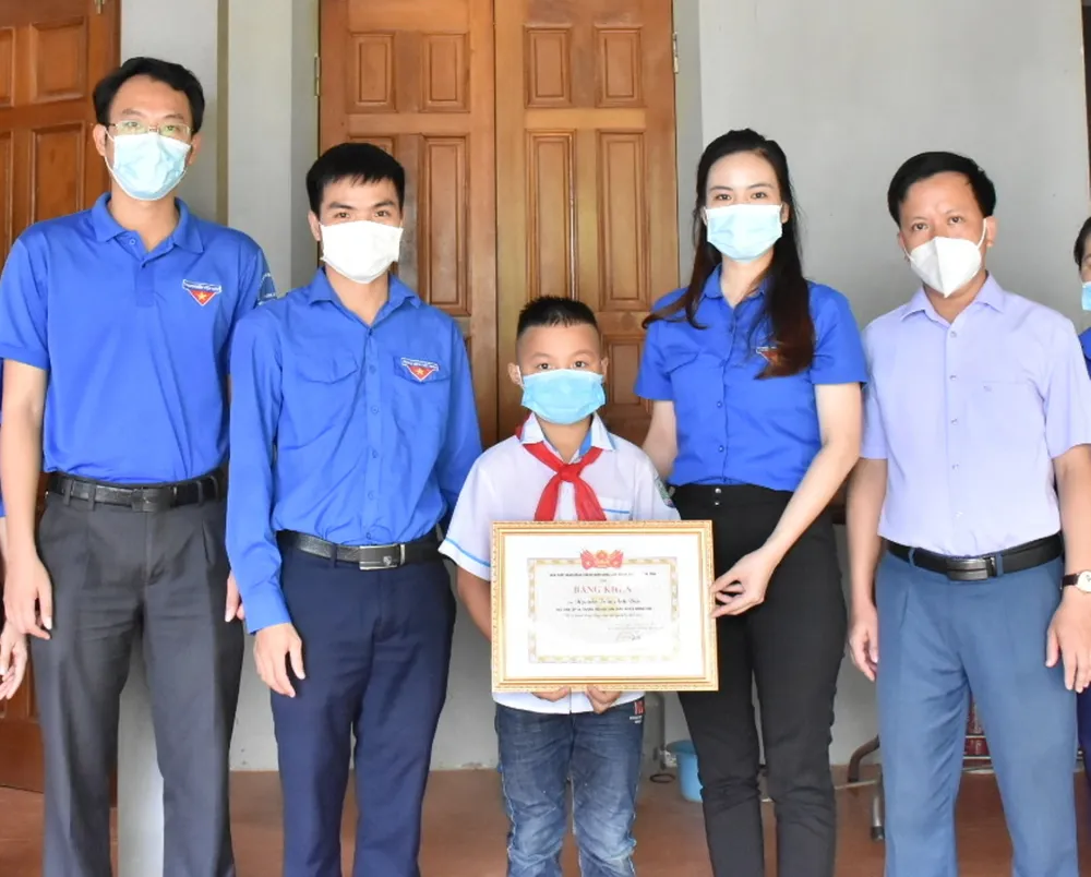 Trao bằng khen cho em Nguyễn Trần Anh Đức