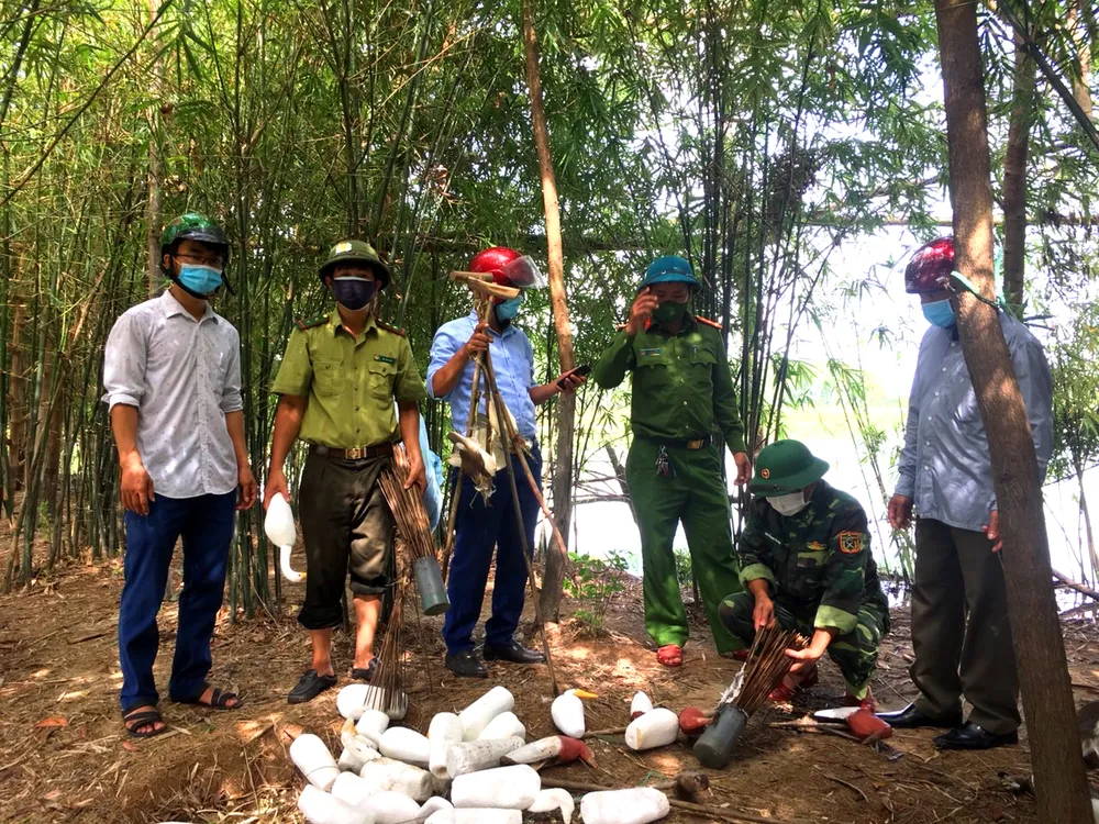 Lực lượng chức năng Hà Tĩnh tiến hành thu gom, xử lý các dụng cụ dùng để săn bắt chim di cư tự nhiên