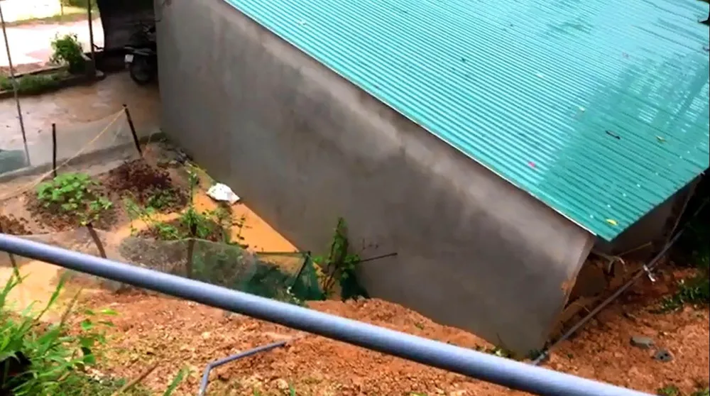 Hà Tĩnh: Sạt lở đất đồi làm sập tường nhà dân, 1 cháu bé bị gãy chân ảnh 6