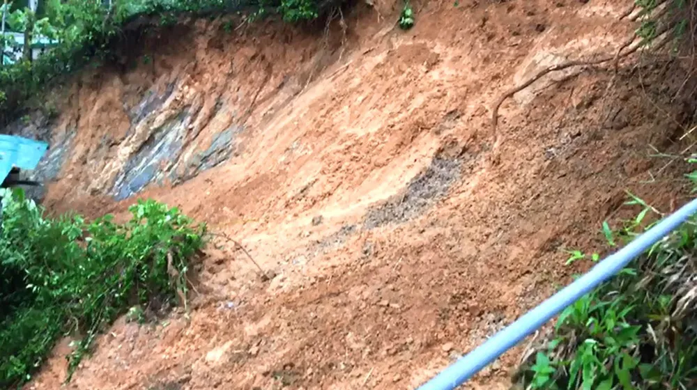 Hà Tĩnh: Sạt lở đất đồi làm sập tường nhà dân, 1 cháu bé bị gãy chân ảnh 4