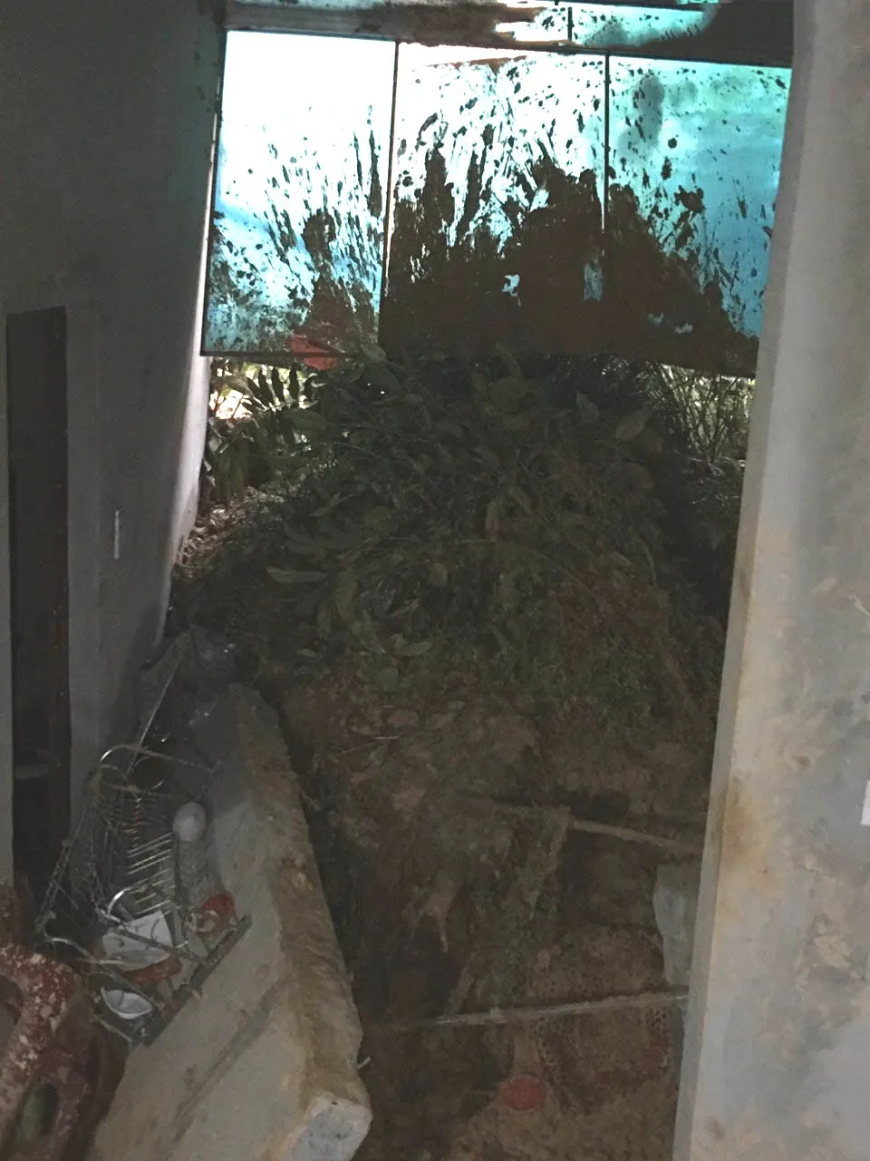 Hà Tĩnh: Sạt lở đất đồi làm sập tường nhà dân, 1 cháu bé bị gãy chân ảnh 2