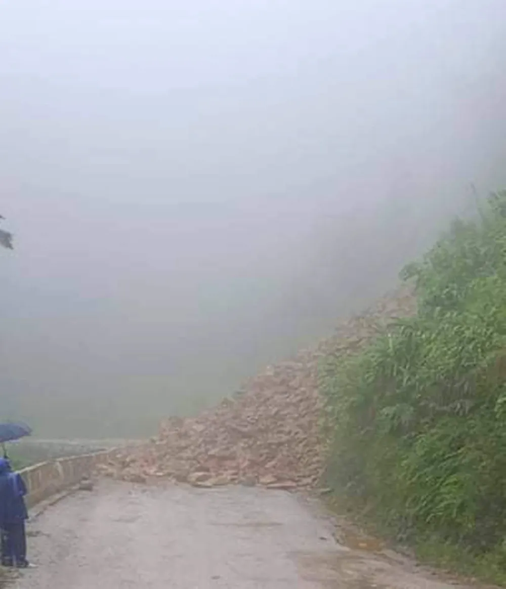 Đường lên cửa khẩu Cầu Treo sạt lở nghiêm trọng ảnh 1