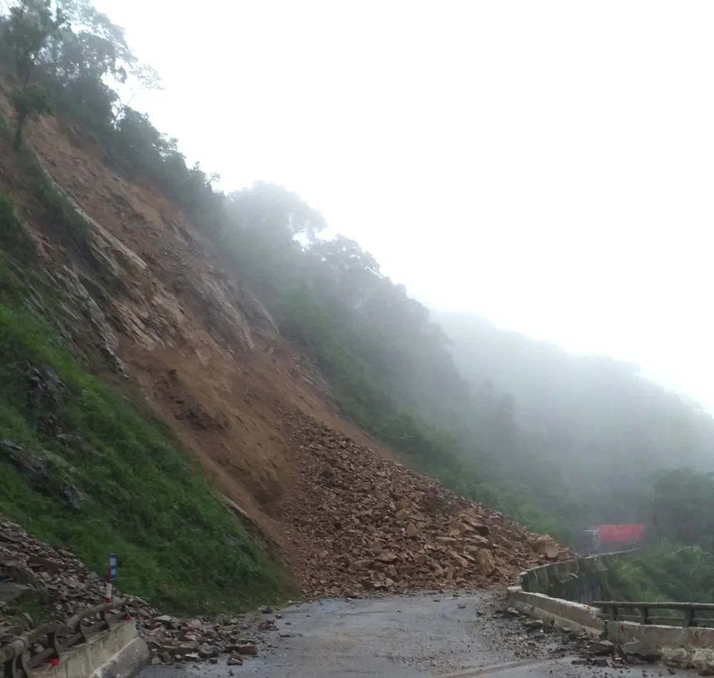 Hiện trường sạt lở trên Quốc lộ 8A