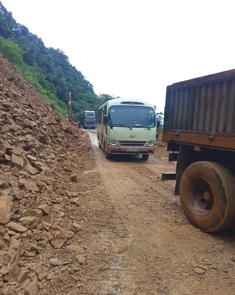 Thông tuyến Quốc lộ 8A lên cửa khẩu quốc tế Cầu Treo ảnh 6