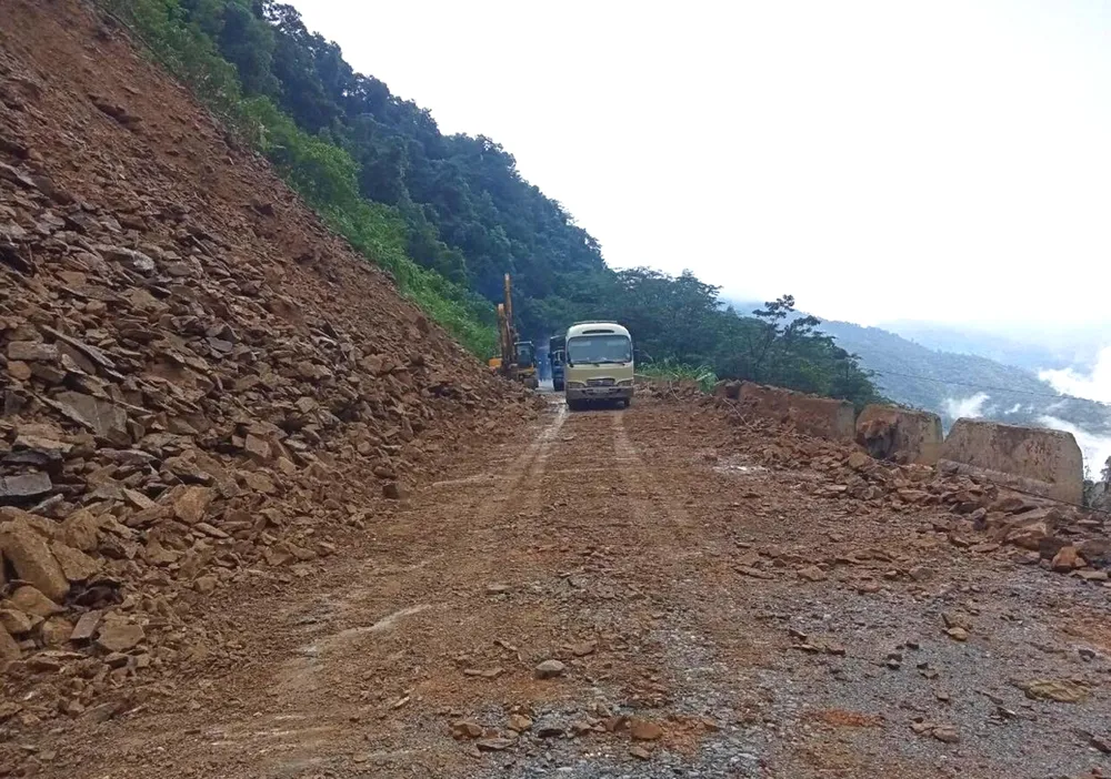 Thông tuyến Quốc lộ 8A lên cửa khẩu quốc tế Cầu Treo ảnh 7