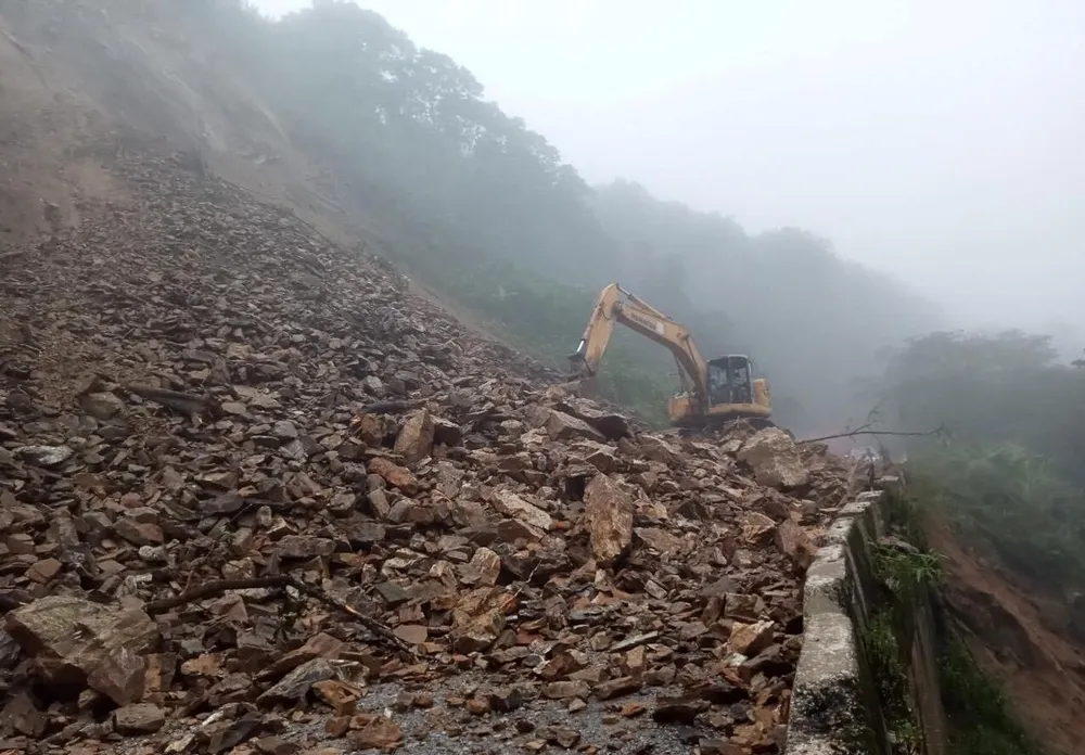 Thông tuyến Quốc lộ 8A lên cửa khẩu quốc tế Cầu Treo ảnh 1