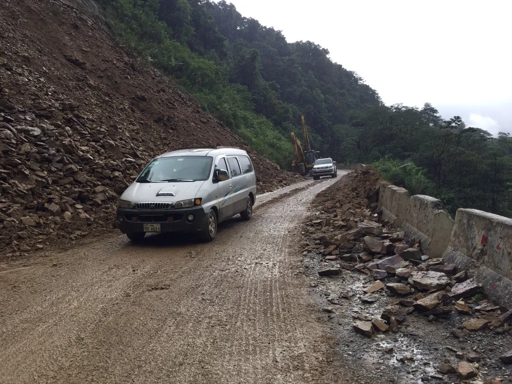 Thông tuyến Quốc lộ 8A lên cửa khẩu quốc tế Cầu Treo ảnh 5