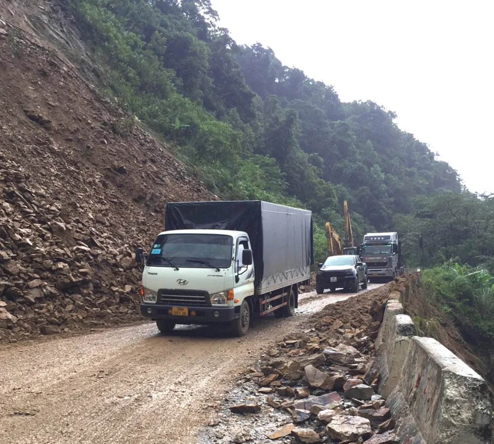 Các phương tiện đã qua lại thông suốt trên Quốc lộ 8A sau nhiều giờ bị ách tắc