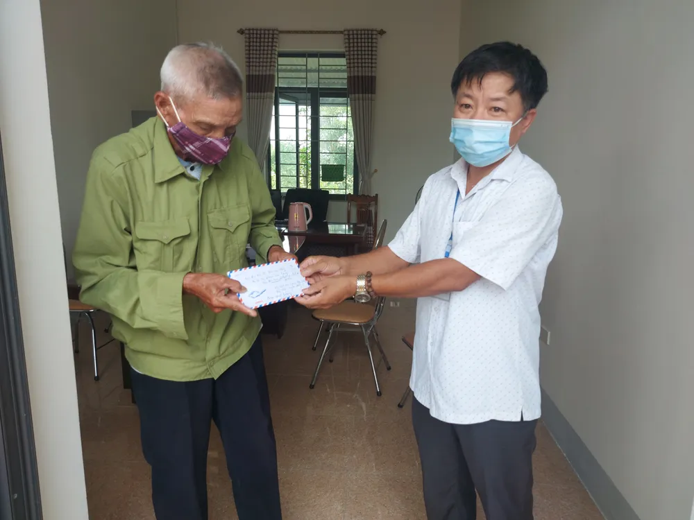 Trao 35,5 triệu đồng giúp 3 gia đình khó khăn ở Hà Tĩnh ảnh 1