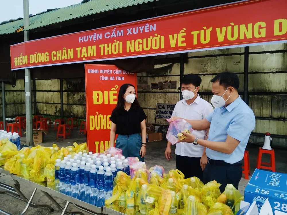 Hà Tĩnh: Huyện Cẩm Xuyên lập điểm hỗ trợ người dân về từ các tỉnh phía Nam ảnh 1