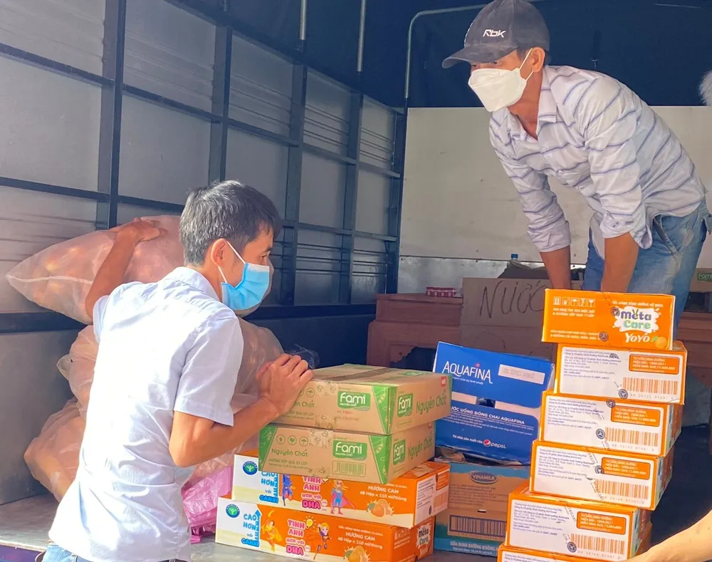 Hà Tĩnh: Huyện Cẩm Xuyên lập điểm hỗ trợ người dân về từ các tỉnh phía Nam ảnh 3