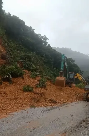 Quốc lộ 8A lên cửa khẩu quốc tế Cầu Treo bị sạt lở, gây ách tắc giao thông ảnh 2