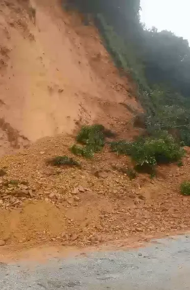 Quốc lộ 8A lên cửa khẩu quốc tế Cầu Treo bị sạt lở, gây ách tắc giao thông ảnh 1