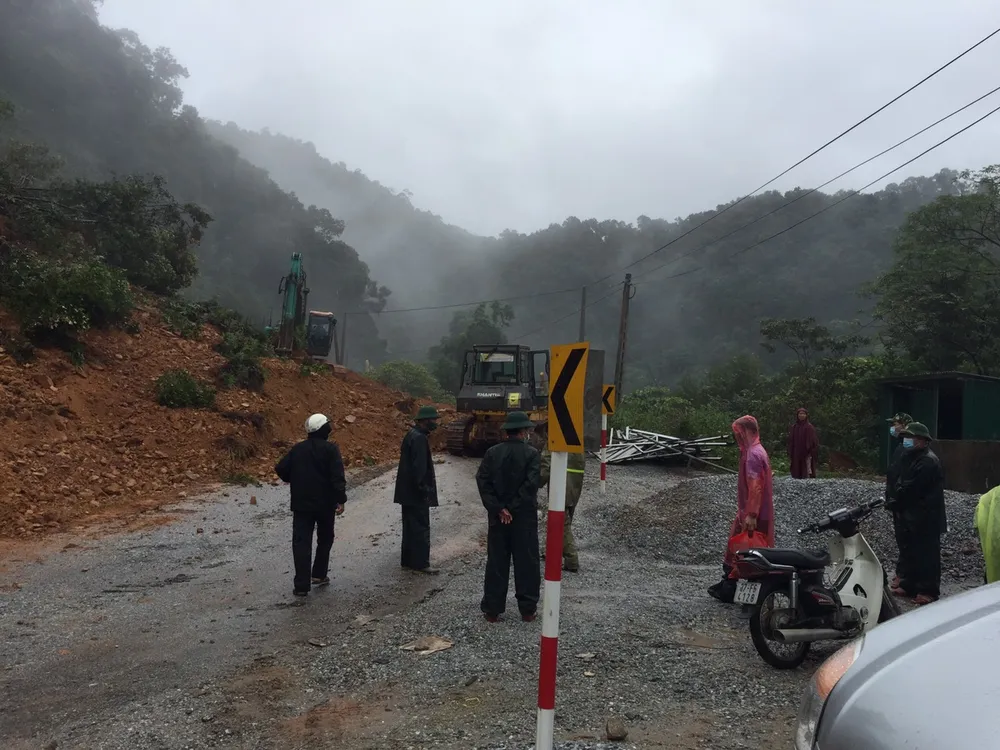 Quốc lộ 8A lên cửa khẩu quốc tế Cầu Treo bị sạt lở, gây ách tắc giao thông ảnh 3