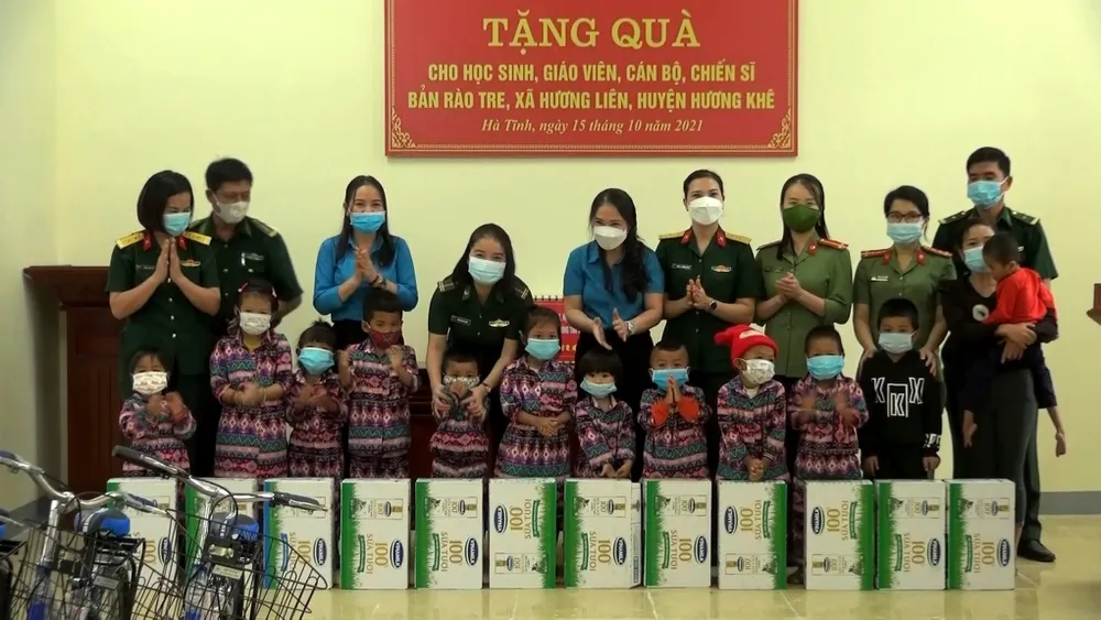 Trao tặng xe đạp và sữa cho học sinh dân tộc Chứt ở bản Rào Tre ảnh 2