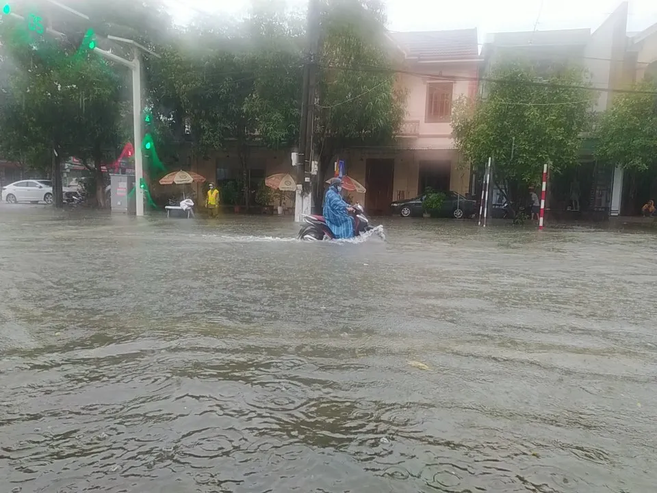 Mưa lớn kéo dài, nhiều tuyến đường ở thành phố Hà Tĩnh ngập trong biển nước ảnh 4