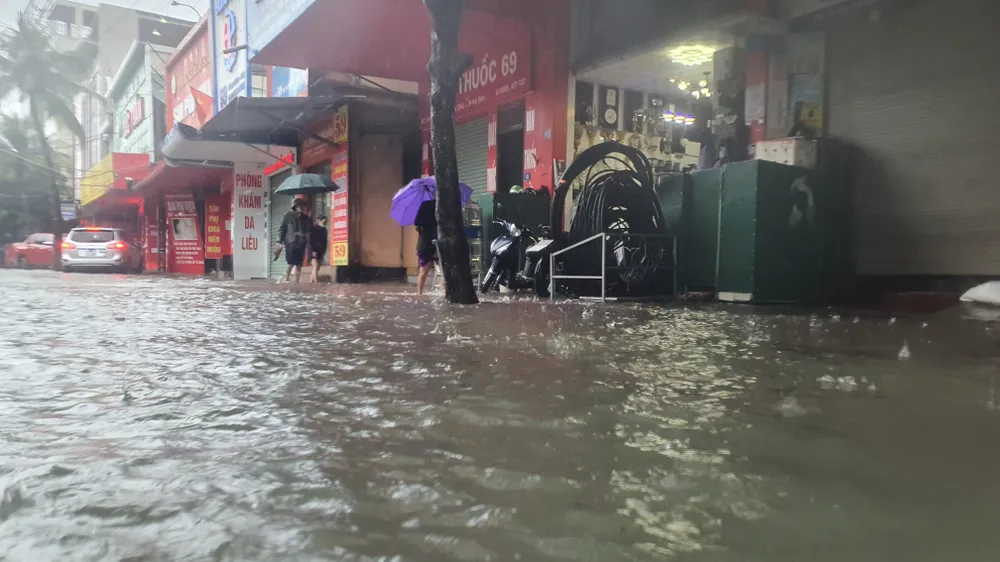 Mưa lớn kéo dài, nhiều tuyến đường ở thành phố Hà Tĩnh ngập trong biển nước ảnh 16