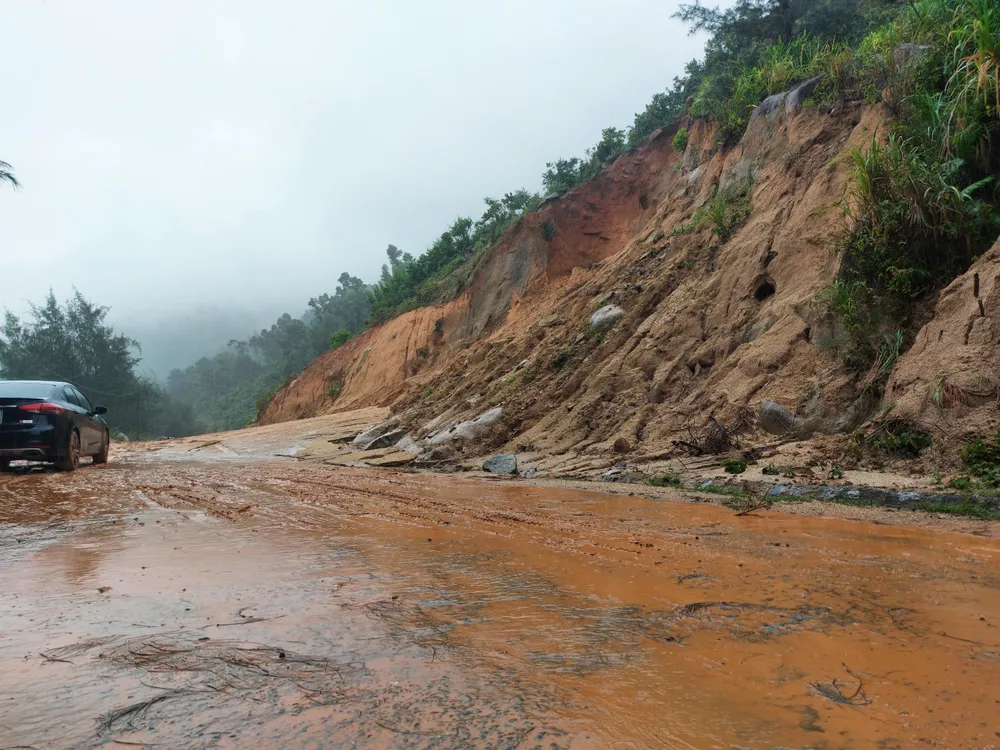 Sạt lở núi chia cắt nhiều tuyến đường ở Hà Tĩnh ảnh 12