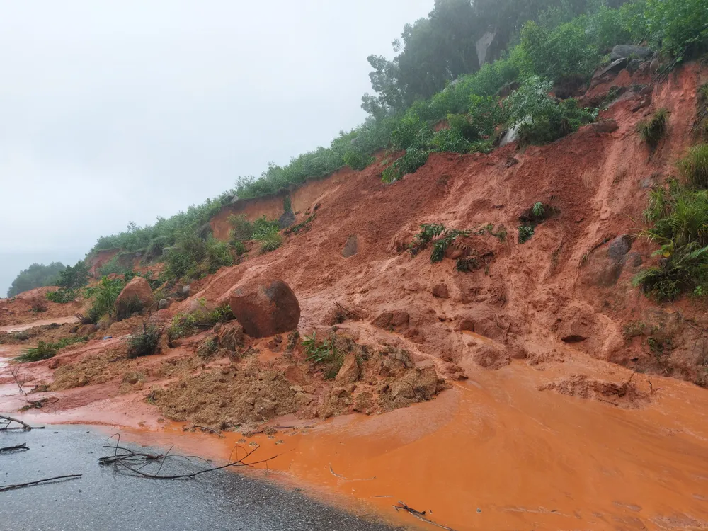 Sạt lở núi chia cắt nhiều tuyến đường ở Hà Tĩnh ảnh 3