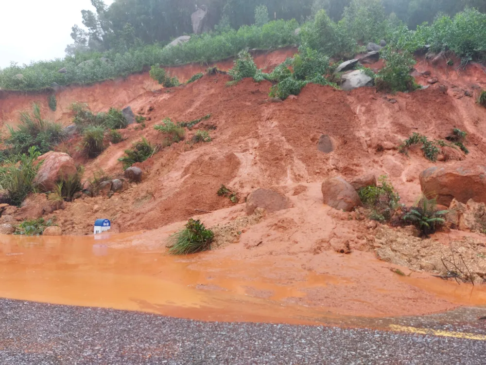 Sạt lở núi chia cắt nhiều tuyến đường ở Hà Tĩnh ảnh 2