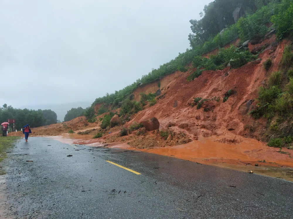 Sạt lở núi chia cắt nhiều tuyến đường ở Hà Tĩnh ảnh 4