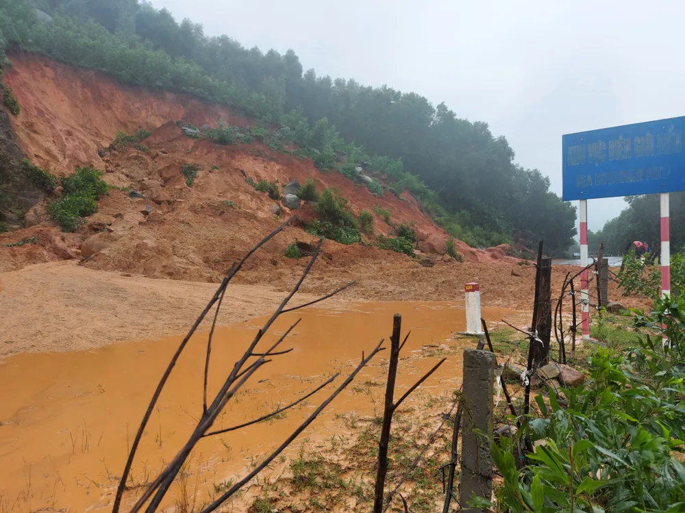 Sạt lở núi chia cắt nhiều tuyến đường ở Hà Tĩnh ảnh 5