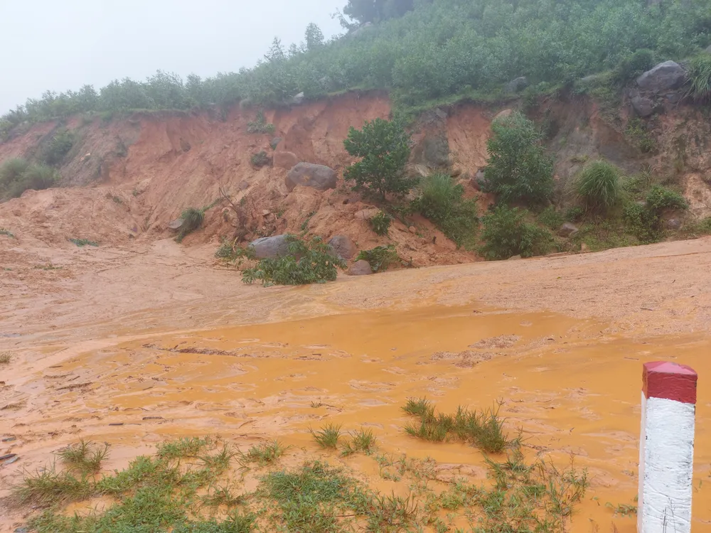 Sạt lở núi chia cắt nhiều tuyến đường ở Hà Tĩnh ảnh 7