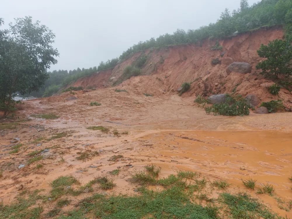 Sạt lở núi chia cắt nhiều tuyến đường ở Hà Tĩnh ảnh 6